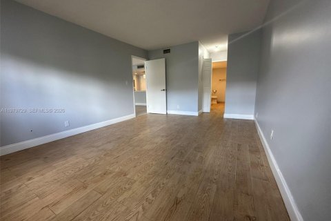 Снять в аренду кондоминиум в Уэстон, Флорида 2 спальни, 102.75м2, № 2046152 - фото 25