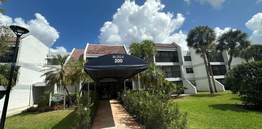 Кондоминиум с 2 спальнями в Уэстон, Флорида № 2046152