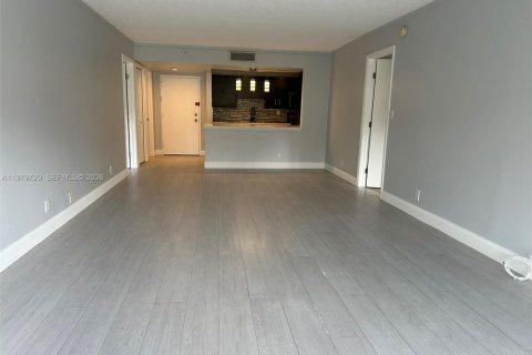 Снять в аренду кондоминиум в Уэстон, Флорида 2 спальни, 102.75м2, № 2046152 - фото 16