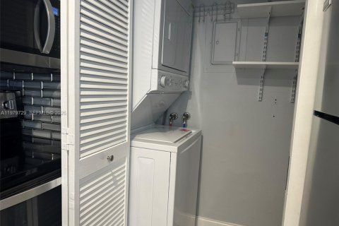 Снять в аренду кондоминиум в Уэстон, Флорида 2 спальни, 102.75м2, № 2046152 - фото 12