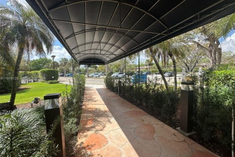 Снять в аренду кондоминиум в Уэстон, Флорида 2 спальни, 102.75м2, № 2046152 - фото 2