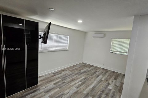 House in Dania Beach, Florida 1 bedroom, 144 sq.m. № 2068301 - photo 9