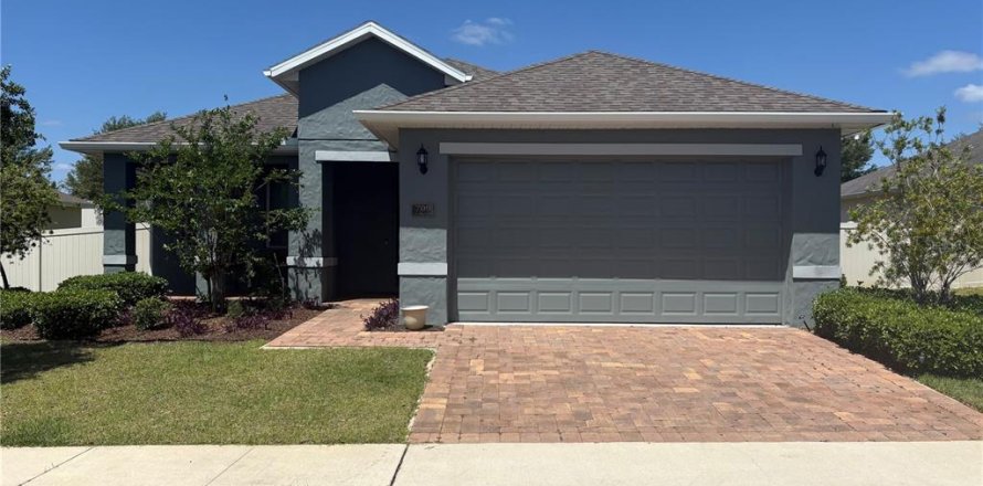 House in Howey-in-the-Hills, Florida 3 bedrooms, 176.42 sq.m. № 1719913
