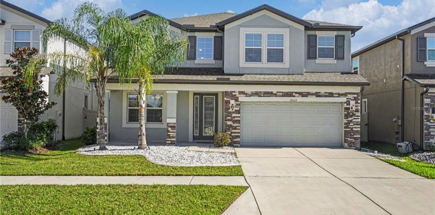 House in Tampa, Florida 5 bedrooms, 353.03 sq.m. № 2418833
