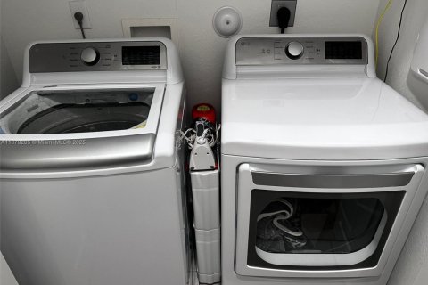 Снять в аренду виллу или дом в Майами, Флорида 4 спальни, 237.83м2, № 1985732 - фото 28