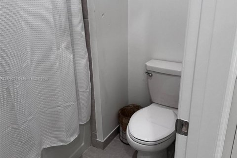 Снять в аренду виллу или дом в Майами, Флорида 4 спальни, 237.83м2, № 1985732 - фото 26