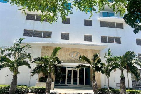 Condominio en Miami, Florida, 1 dormitorio  № 2013513