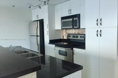 Condominio en alquiler en Miami, Florida, 1 dormitorio, 66.33 m2 № 2013513 - foto 2
