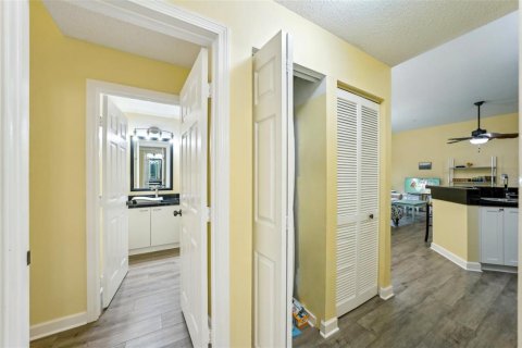 Condo in Saint Petersburg, Florida, 2 bedrooms  № 1614592 - photo 13