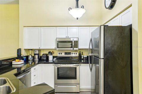 Condo in Saint Petersburg, Florida, 2 bedrooms  № 1614592 - photo 11