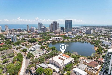 Condo in Saint Petersburg, Florida, 2 bedrooms  № 1614592 - photo 1