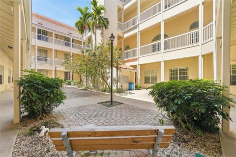 Condo in Saint Petersburg, Florida, 2 bedrooms  № 1614592 - photo 4