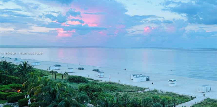 Condo in Miami Beach, Florida, 3 bedrooms  № 1977450
