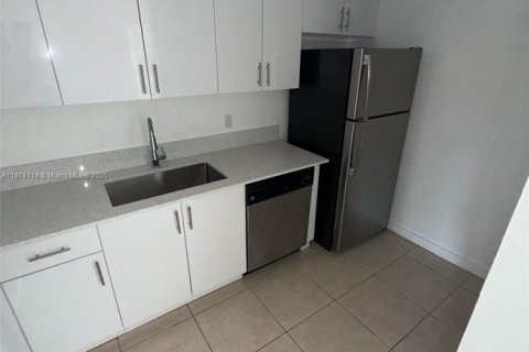 Copropriété à louer à North Miami, Floride: 2 chambres, 106.47 m2 № 1924986 - photo 2