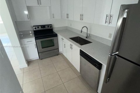 Copropriété à louer à North Miami, Floride: 2 chambres, 106.47 m2 № 1924986 - photo 1