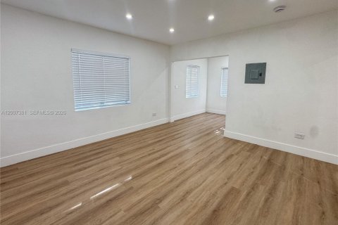 Propiedad comercial en venta en Miami, Florida, 120.4 m2 № 2071488 - foto 16