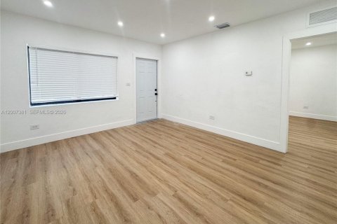 Propiedad comercial en venta en Miami, Florida, 120.4 m2 № 2071488 - foto 6