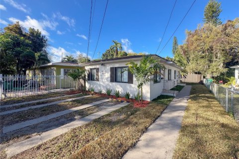 Propiedad comercial en Miami, Florida 120.4 m2 № 2071488