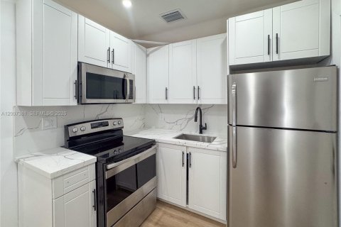 Propiedad comercial en venta en Miami, Florida, 120.4 m2 № 2071488 - foto 9