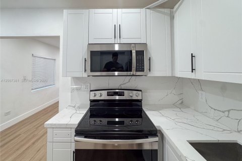 Propiedad comercial en venta en Miami, Florida, 120.4 m2 № 2071488 - foto 11