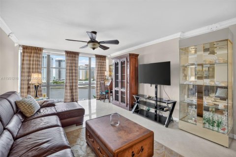 Condo in Hallandale Beach, Florida, 1 bedroom  № 2244201 - photo 9