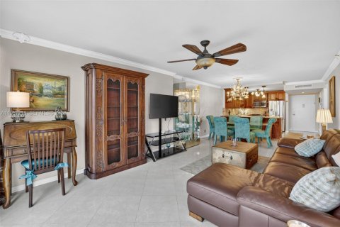 Condo in Hallandale Beach, Florida, 1 bedroom  № 2244201 - photo 16