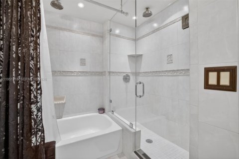 Condo in Hallandale Beach, Florida, 1 bedroom  № 2244201 - photo 10