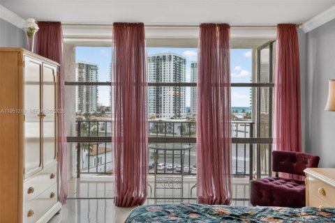 Condo in Hallandale Beach, Florida, 1 bedroom  № 2244201 - photo 2