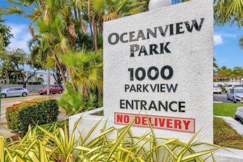 Condo in Hallandale Beach, Florida, 1 bedroom № 2244201