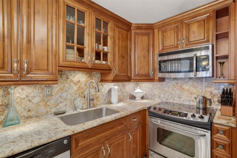 Condo in Hallandale Beach, Florida, 1 bedroom  № 2244201 - photo 25