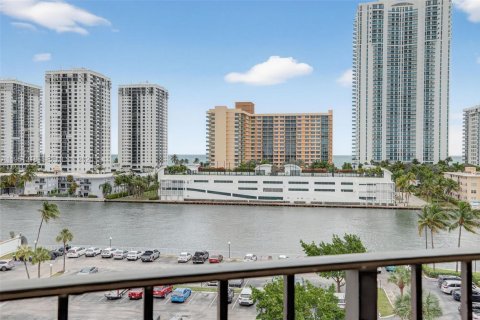 Condo in Hallandale Beach, Florida, 1 bedroom  № 2244201 - photo 3