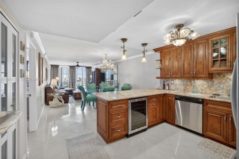 Condo in Hallandale Beach, Florida, 1 bedroom  № 2244201 - photo 4