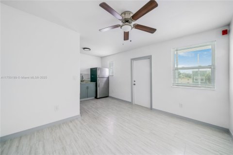 Apartamento en alquiler en Miami, Florida, 1 dormitorio, 1561.87 m2 № 2055069 - foto 4