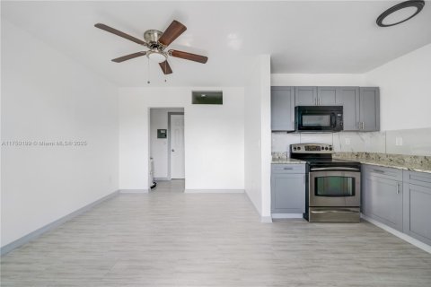 Apartamento en alquiler en Miami, Florida, 1 dormitorio, 1561.87 m2 № 2055069 - foto 3