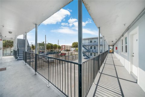 Apartamento en alquiler en Miami, Florida, 1 dormitorio, 1561.87 m2 № 2055069 - foto 2