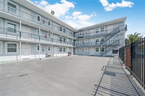 Apartamento en alquiler en Miami, Florida, 1 dormitorio, 1561.87 m2 № 2055069 - foto 11