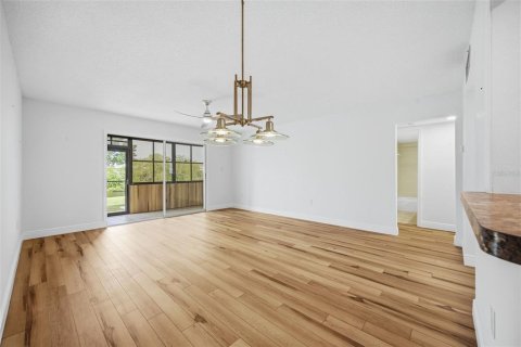 Condominio en New Port Richey, Florida, 2 dormitorios № 2198332