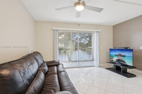 Condo in Pembroke Pines, Florida, 1 bedroom  № 2186206 - photo 9