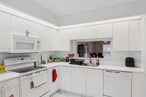 Condo in Pembroke Pines, Florida, 1 bedroom  № 2186206 - photo 14
