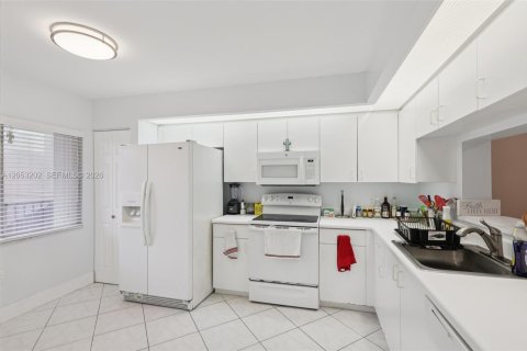 Condo in Pembroke Pines, Florida, 1 bedroom  № 2186206 - photo 15