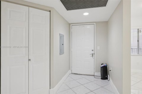 Condo in Pembroke Pines, Florida, 1 bedroom  № 2186206 - photo 6