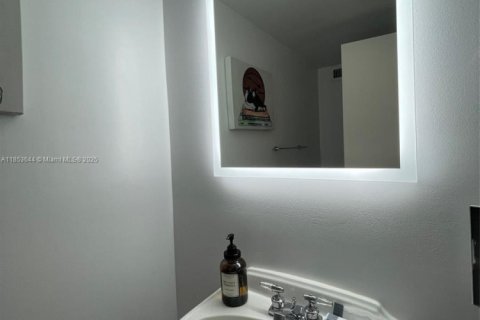 Condo in Hallandale Beach, Florida, 1 bedroom  № 2035215 - photo 15