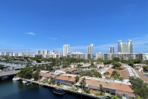 Condo in Hallandale Beach, Florida, 1 bedroom  № 2035215 - photo 16