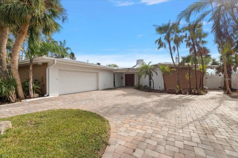 House in Saint Petersburg, Florida 3 bedrooms, 229.38 sq.m. № 2318471