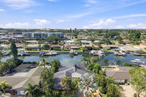 Casa en venta en Saint Petersburg, Florida, 3 dormitorios, 229.38 m2 № 2318471 - foto 3
