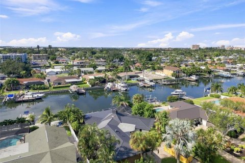 Casa en venta en Saint Petersburg, Florida, 3 dormitorios, 229.38 m2 № 2318471 - foto 2