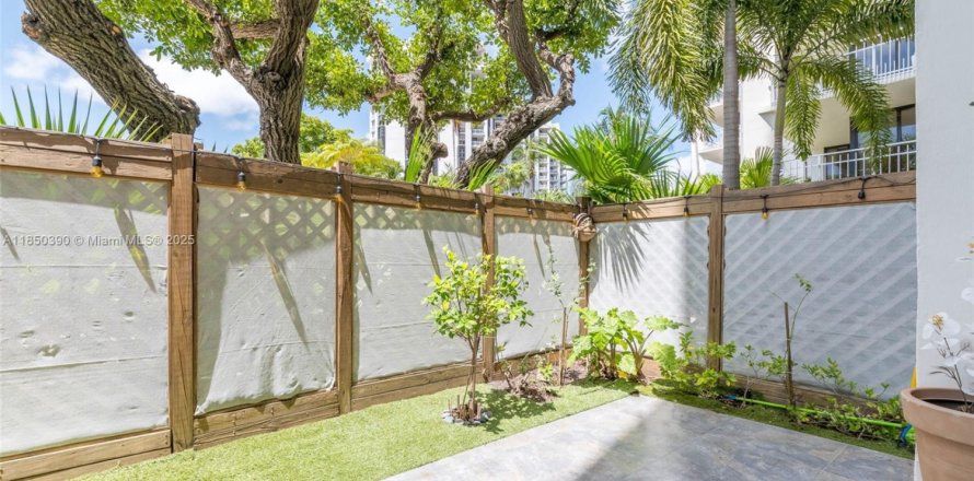 Condo in Miami, Florida, 2 bedrooms № 1857364