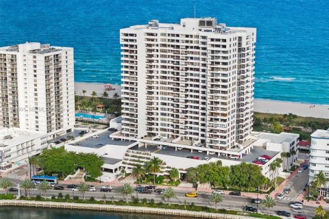 Кондоминиум с 2 спальнями в Майами-Бич, Флорида № 2042459