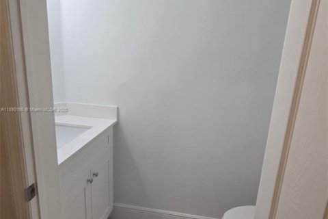 Снять в аренду таунхаус в Пемброк-Пайнс, Флорида 2 спальни, 108.6м2, № 1943846 - фото 3