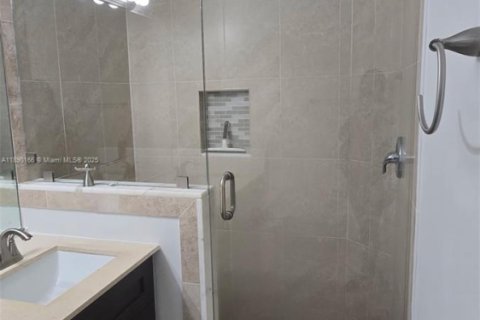 Снять в аренду таунхаус в Пемброк-Пайнс, Флорида 2 спальни, 108.6м2, № 1943846 - фото 8
